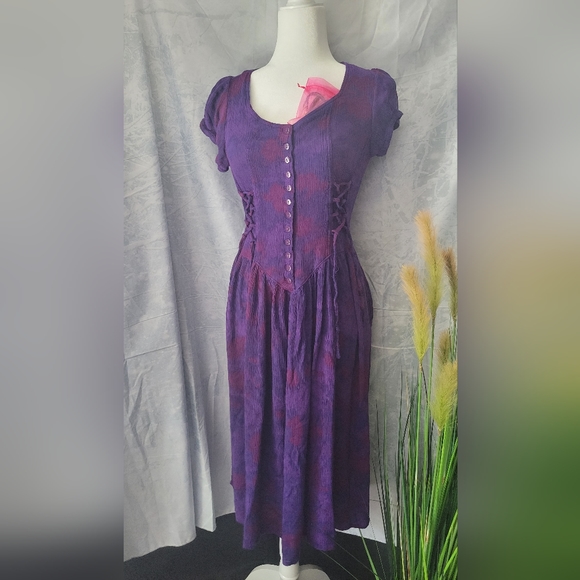 Lady's dress - Picture 1 of 5